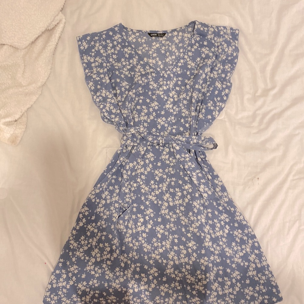 i’m selling this cute floral dress